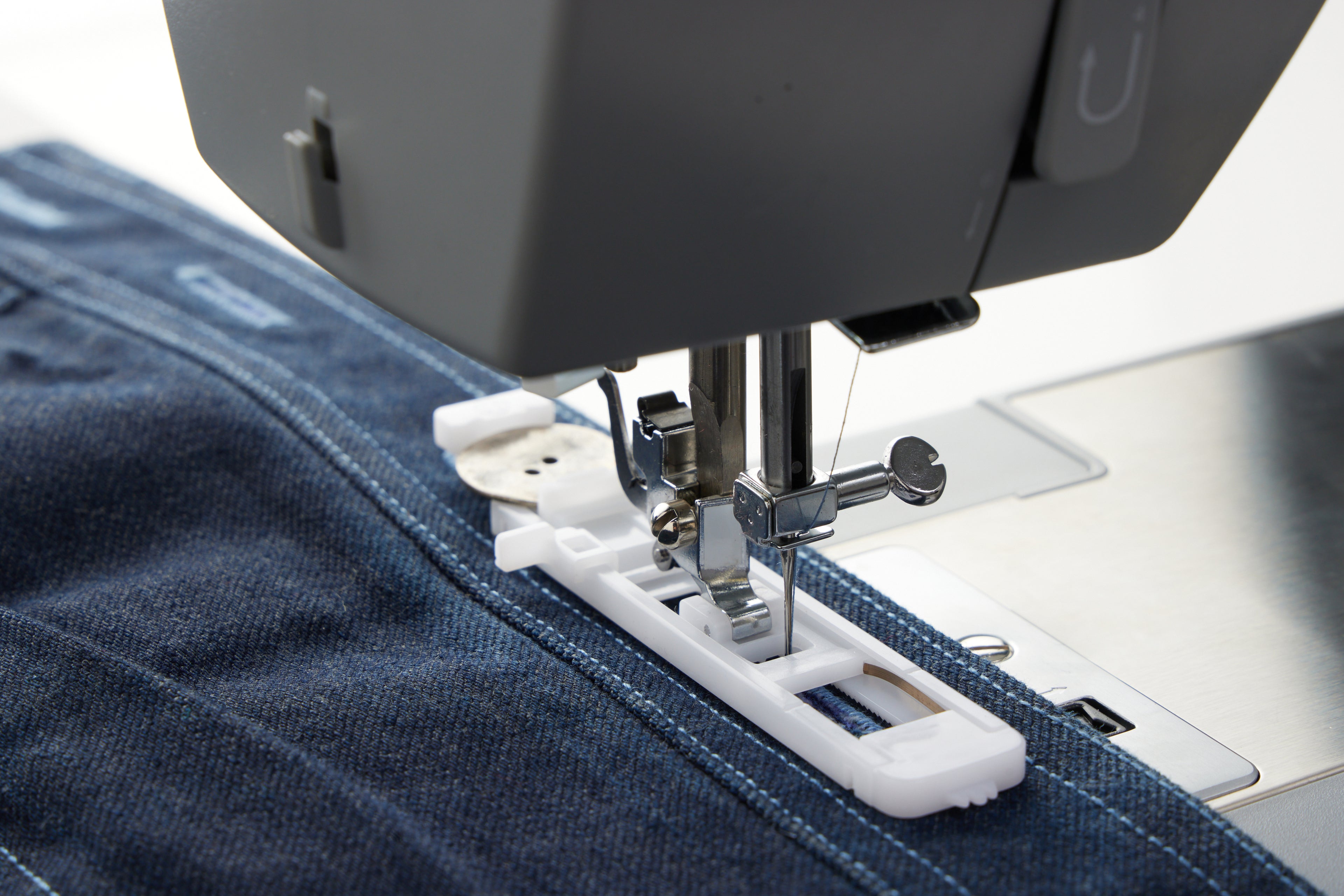 Singer Heavy Duty 5511 Sewing Machine - Ex Display
